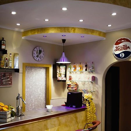 Mercury Home Room&Breakfast เนเปิลส์ ภายนอก รูปภาพ