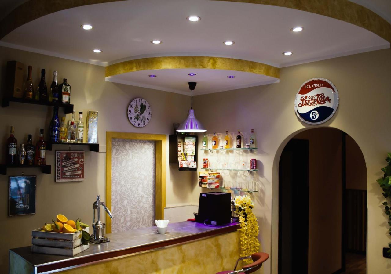 Mercury Home Room&Breakfast เนเปิลส์ ภายนอก รูปภาพ