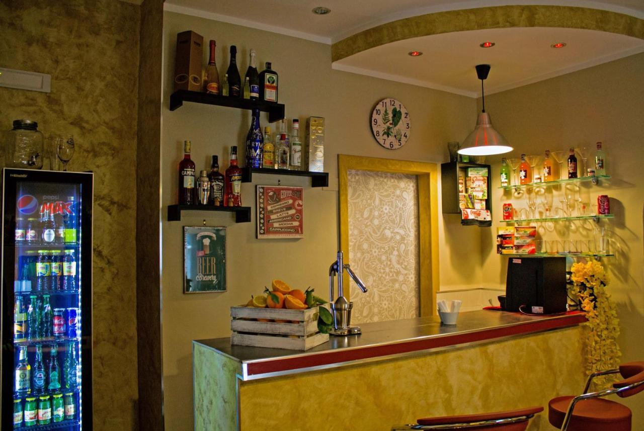 Mercury Home Room&Breakfast เนเปิลส์ ภายนอก รูปภาพ